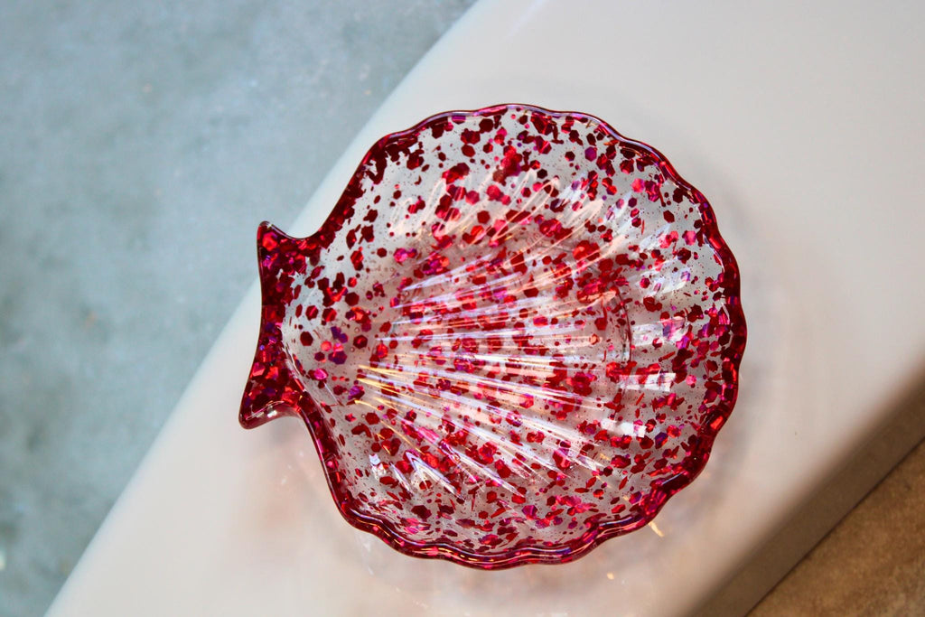 Decorative resin dish shaped like a seashell
