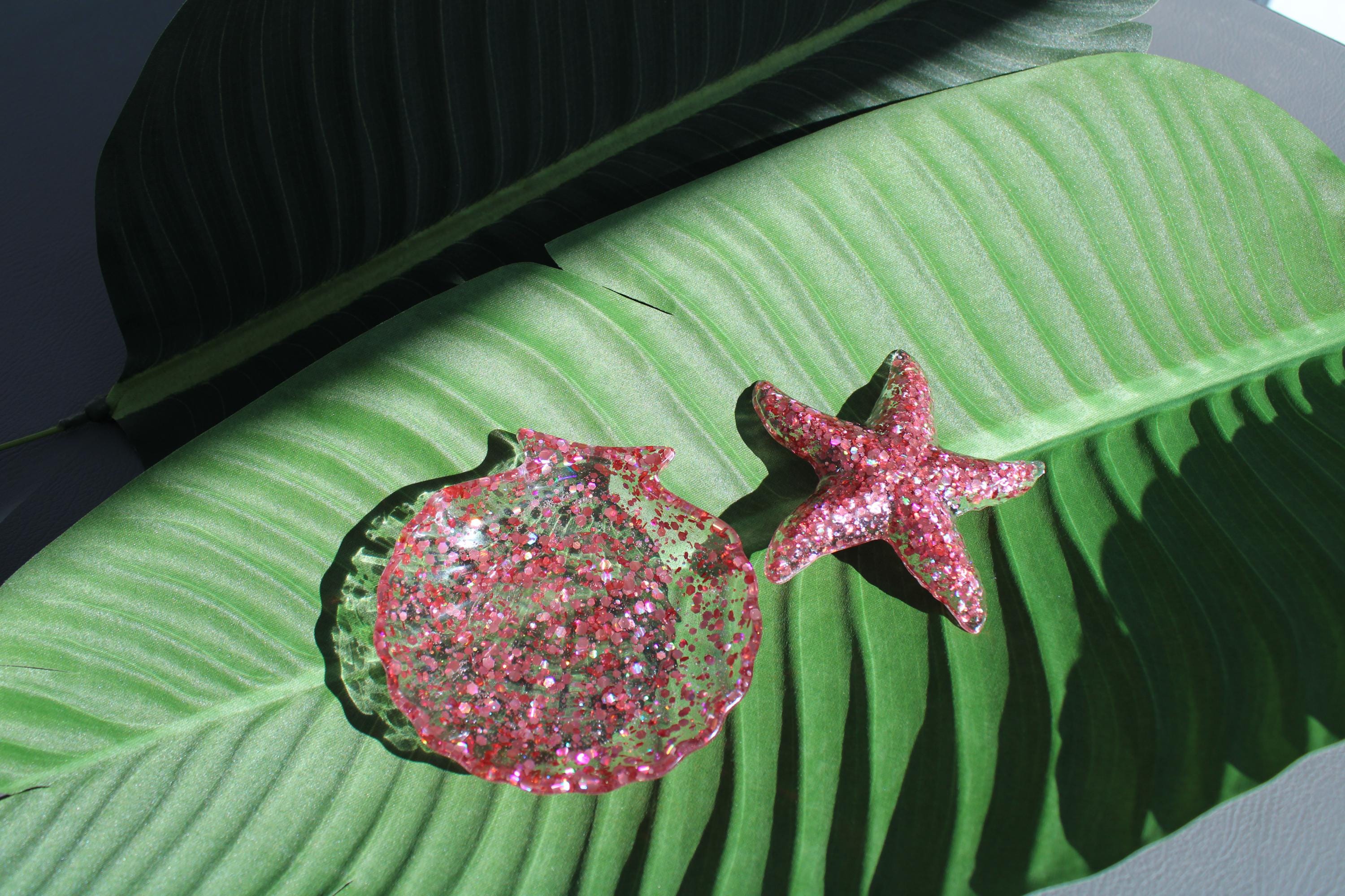 Decorative dish and starfish on a green leaf