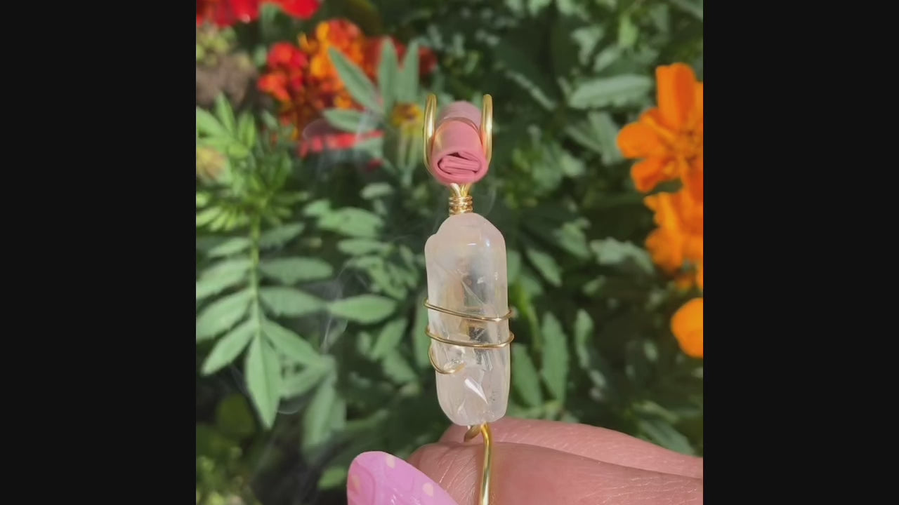 Video shows a clear quartz wire wrapped smoke ring lit with a faux joint