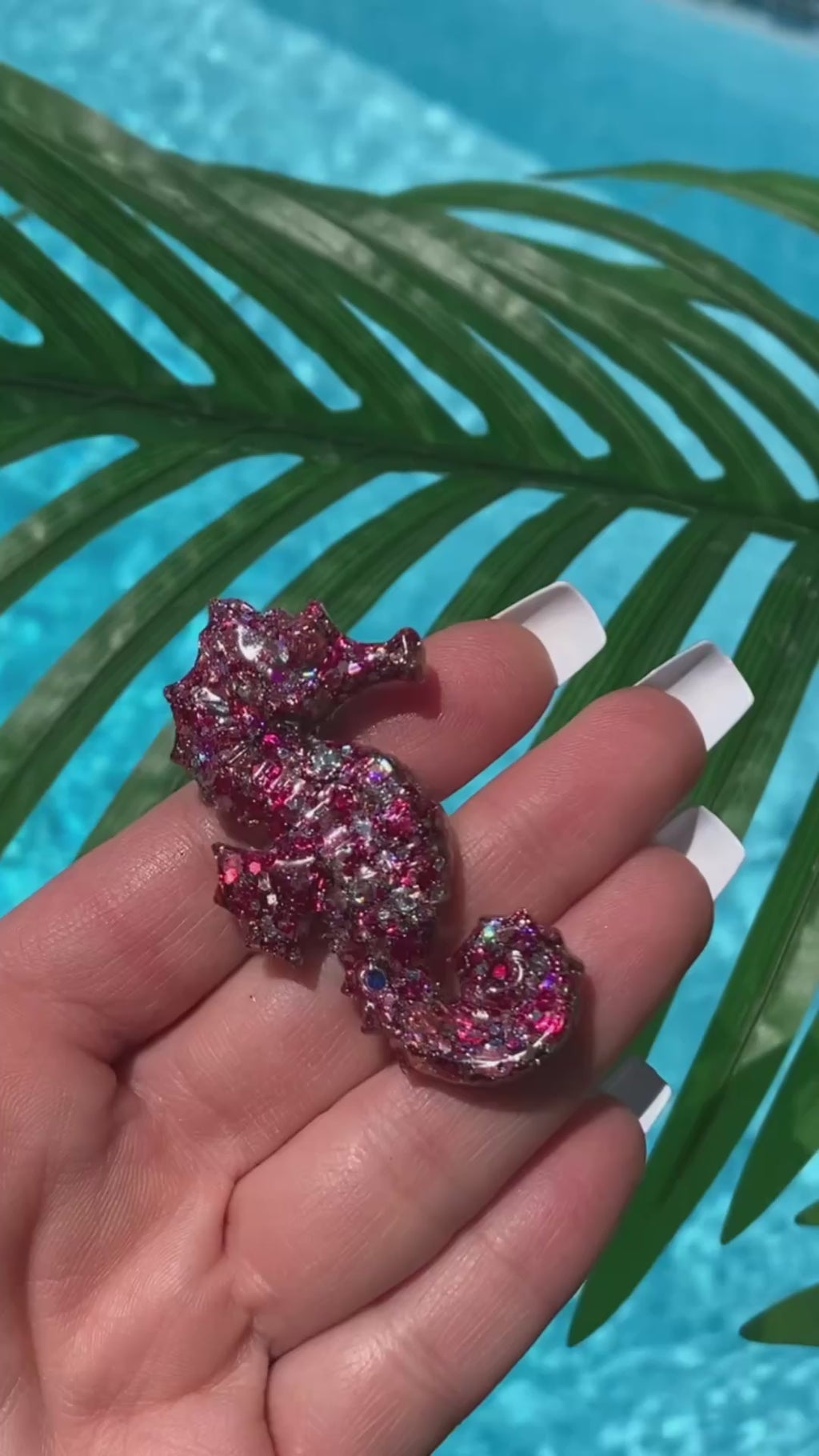 Video shows a pink sparkly seahorse car vent clip