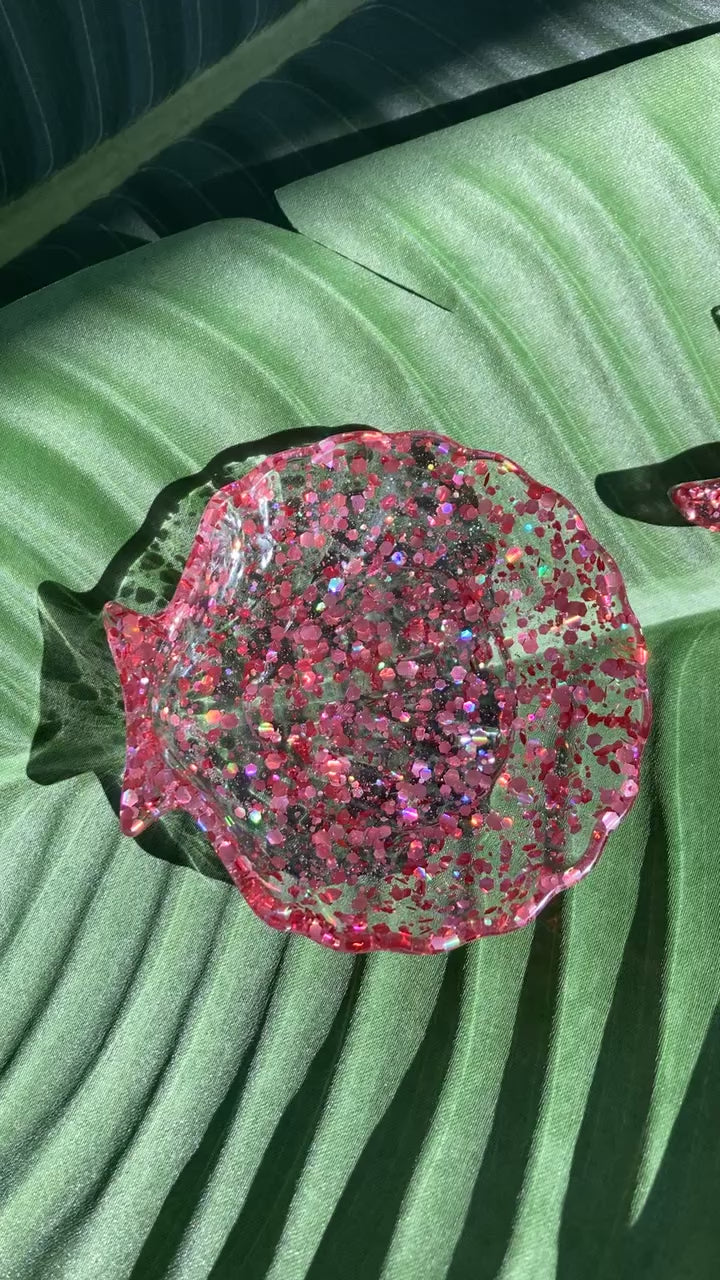 Video shows a set of pink seashell soap dish and a starfish matching set